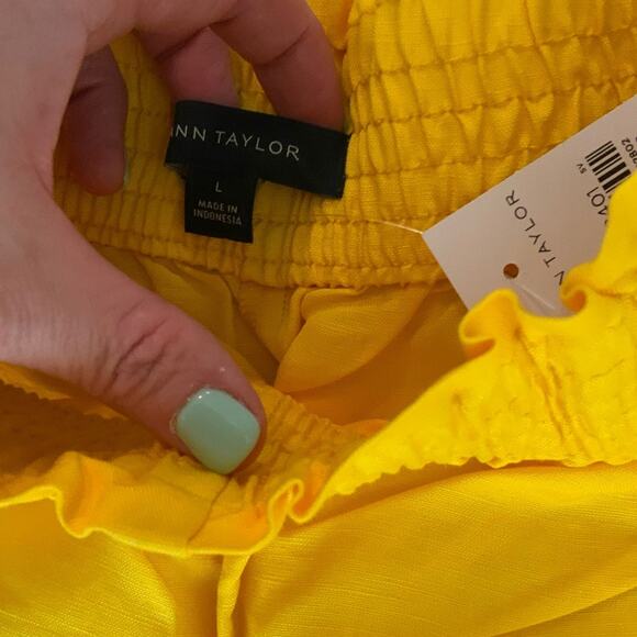 Ann Taylor The Flowy Pull On Mid Short in Line - Picture 2 of 5